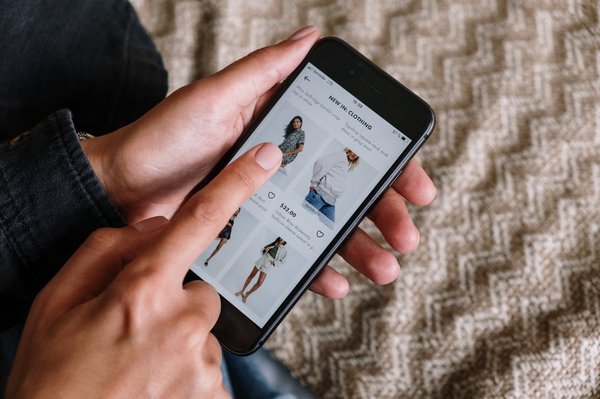 Décrypter les tendances de la mode en ligne